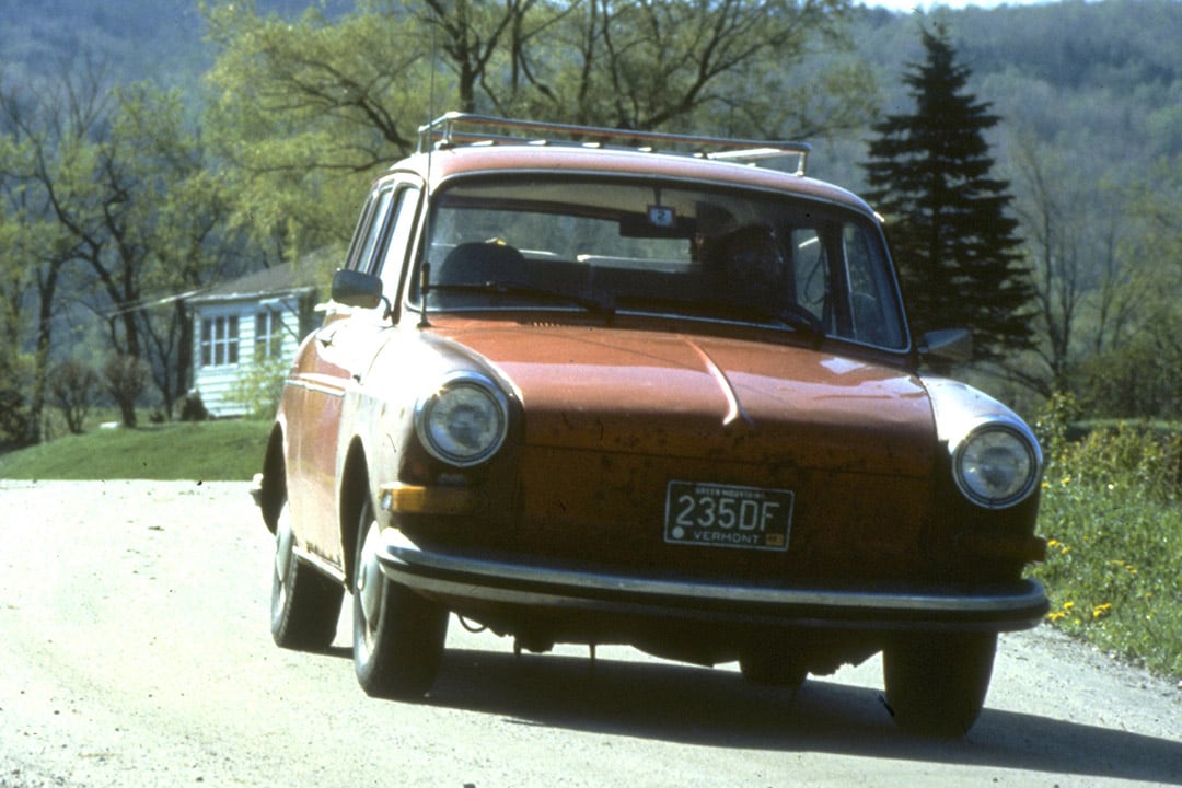 1980 Tilbud og etterspørsel en bil kjører ned gaten