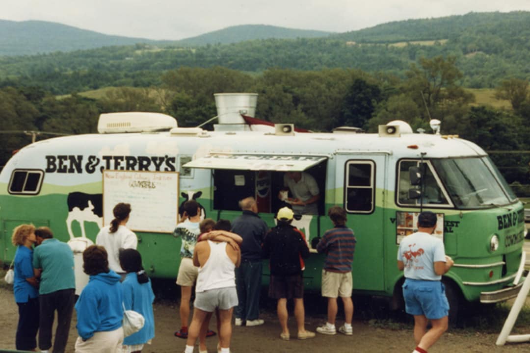 Ben & Jerry’s Kumobil med folk stående i kø